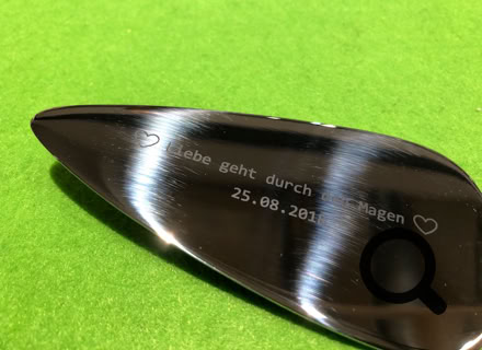 Laser Gravur Böhm in Bonn - Geschenkideen mit Gravuren auf Holz, Glas, Leder, Metall, Acryl Plexiglas , Armbänder, Papier, Anhänger, Schilder ... für Privat und Geschäftskunden und  Firmen. Kunden kommen aus Bonn, Köln, Siebengebirge, Frechen, und ganz NRW, Deutschland, Schweiz und der Welt